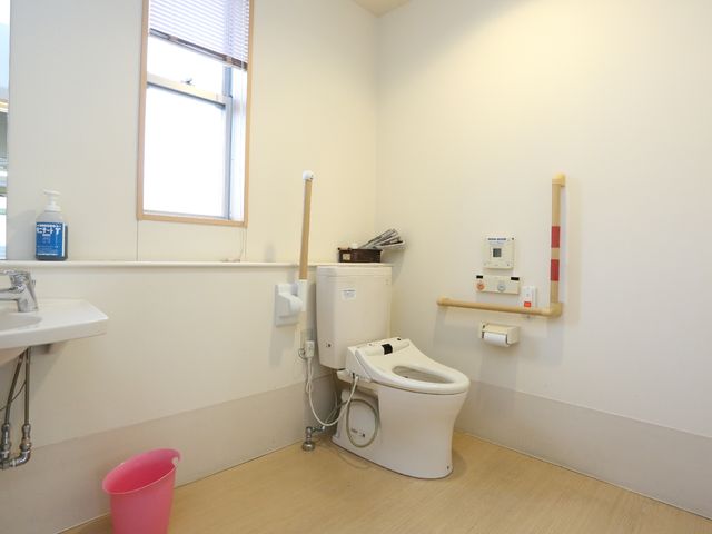 手すり付き浴室 トイレ 安全に配慮された設備が整った清潔なトイレです。手すりが設置され、誰もが気軽に使用できる環境が整っています。