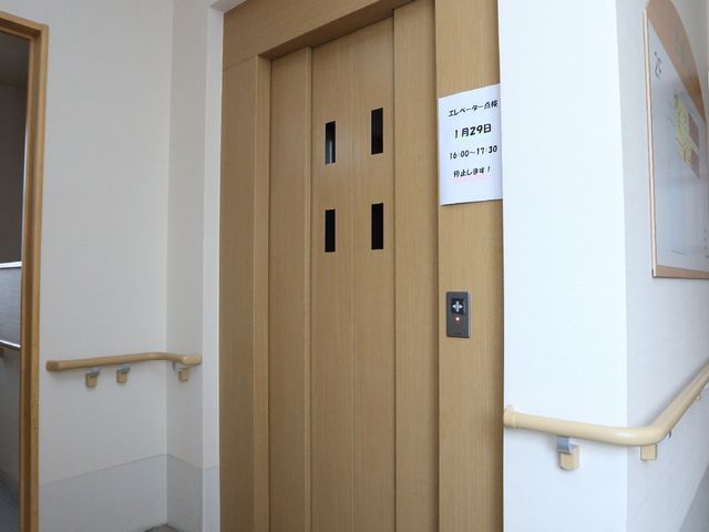木目調の広い入口 エレベーター 手すり付きのゆったりとした入口です。快適に移動できるように配慮されています。