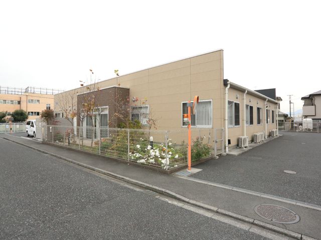 シンプルな外観の建物 施設外観 ゆったりとした外観のこの施設は、周囲の環境に溶け込む設計が特徴です。静かな街並みに調和し、利用者の方々に落ち着いた気持ちで過ごしていただける空間となっています。