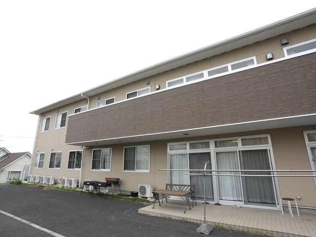 広々とした建物の外観 施設外観 清潔感のある建物周辺は、安心してご利用いただける環境が整っています。通路も広く、バリアフリーの配慮がされています。