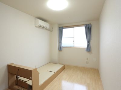 明るい居室の一角