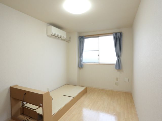 明るい居室の一角 居室 あたたかみのあるフローリングと広々とした空間が確保された居室です。個々の生活空間を大切にできる環境が整っています。