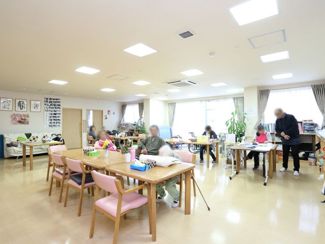 活動的な食堂の様子 ダイニング 広々とした食堂では、利用者がそれぞれの楽しみを見つけ活動しています。ゆったりとした時間を過ごし、コミュニケーションも育まれる場です。