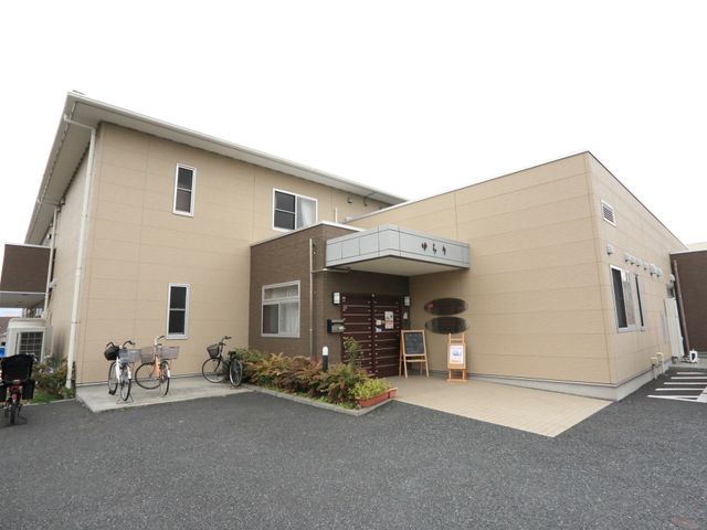 外観の建物エントランス 外観 エントランスは障害物が少なく、車いすでも訪れやすい設計になっています。明るく歓迎する雰囲気が、新しい職場をお探しの方に安心感を与えます。