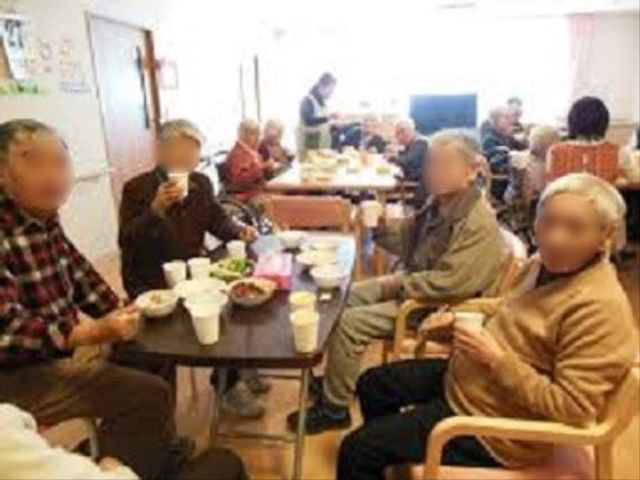 共有スペースでの食事時間 食事 想い出を語り合う暖かな食堂では、共に食事を楽しむ様子が見られます。利用者の方々が集い、賑やかな会話で息づく場です。
