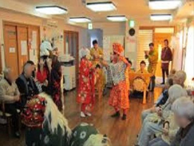 浴衣姿で踊るイベント イベント 和やかな雰囲気のイベントで利用者が一緒に楽しんでいます。色鮮やかな衣装を身にまとい、笑顔で踊る様子が印象的です。