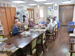 食事をする人たちの居場所