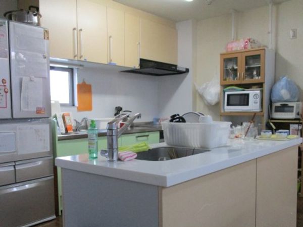 明るい共用キッチン