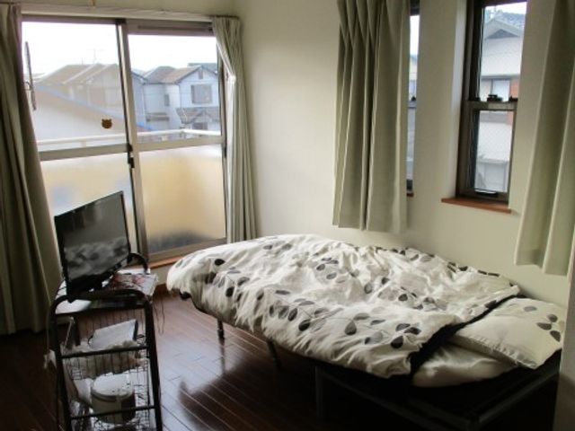 居室の落ち着いた雰囲気 居室 木の温もりを感じるゆったりした居室です。窓からは自然光が差し込み、明るく穏やかな時間を過ごせる空間となっています。