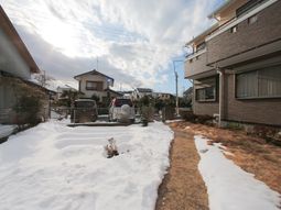 雪景色のある外観