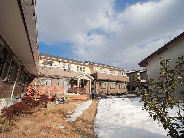 庭付きの明るい建物
