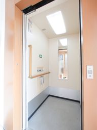 明るいエレベーター内部