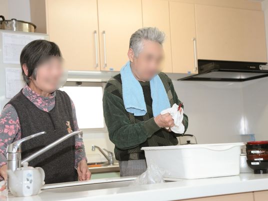 キッチンで活動中の人々