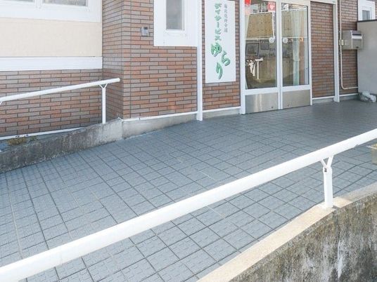 手すり付きの入口外観  