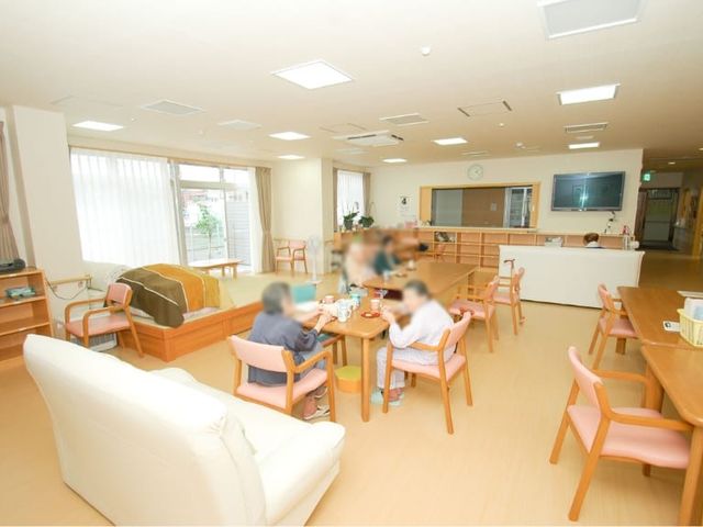 広々としたリビング リビング 自然光がたっぷり入る明るいリビングで、リラックスしながら休憩をする様子が見られます。