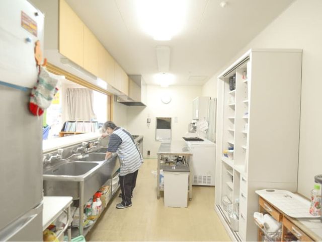 広々とした明るいキッチン キッチン 広々としたキッチンは、調理や片付けがしやすく快適です。自然光が差し込む設計です。