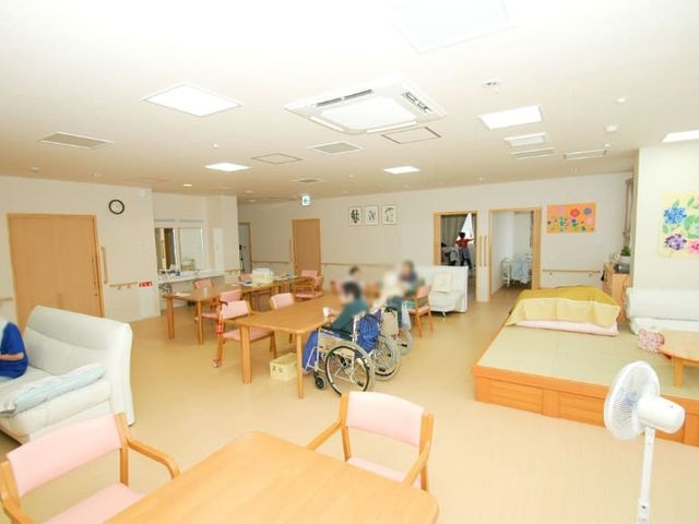 広々とした共有スペース ラウンジ 明るく開放的な空間で、くつろぎながら交流を深めることができます。車椅子でも利用しやすい設計です。