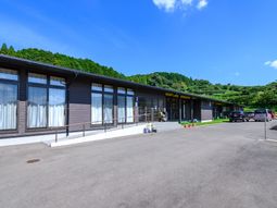 青空と緑の外観