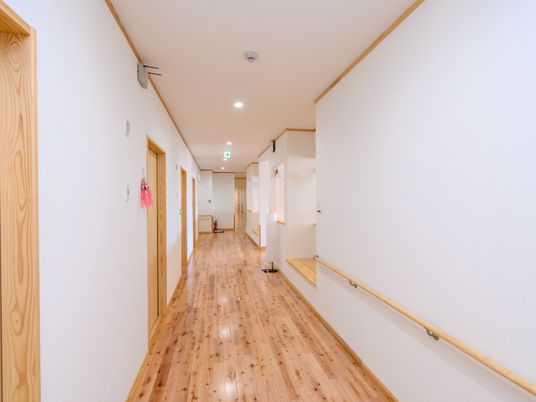 木目調の明るい廊下