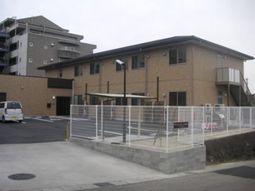 施設の外観と駐車場