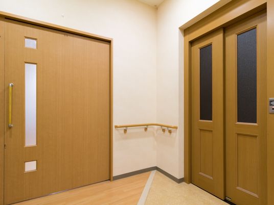 廊下にある二つの扉