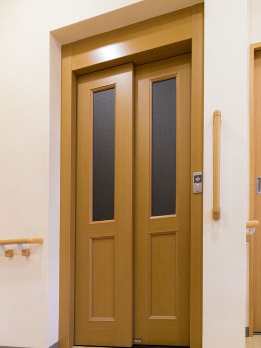 茶色い木製の扉