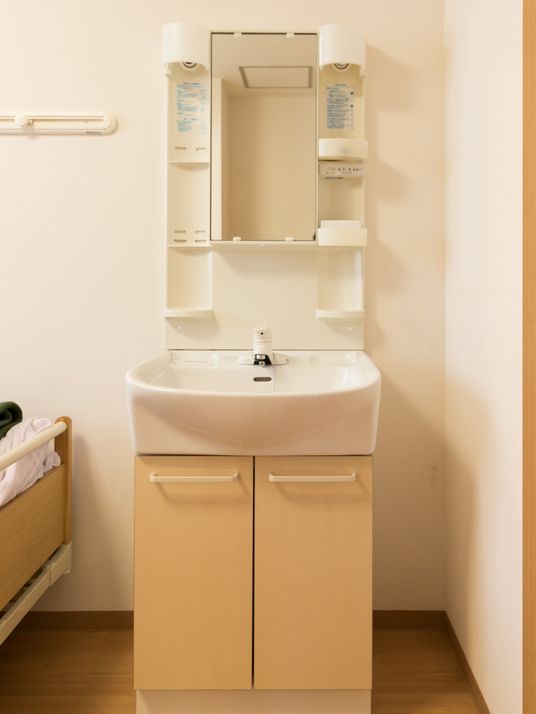 整った洗面台と鏡