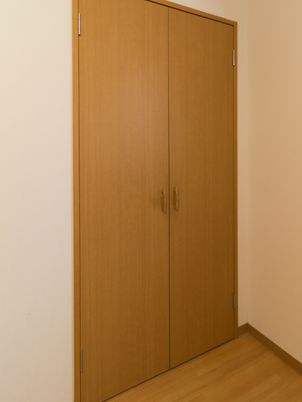 シンプルな木製クローゼット
