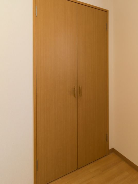 シンプルな木製クローゼット