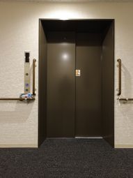 シンプルな洋室の壁面