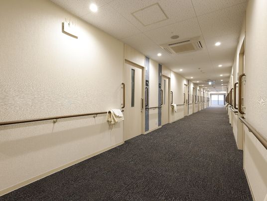 清潔で長い回廊