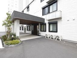 白壁の建物とエントランス