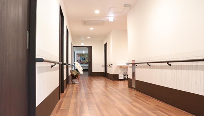 床が木目調の廊下