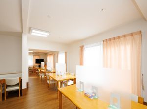 日差し入る食堂の光景
