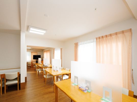 日差し入る食堂の光景