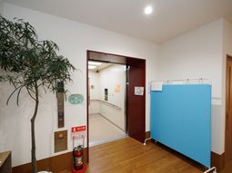 清潔な廊下と案内表示