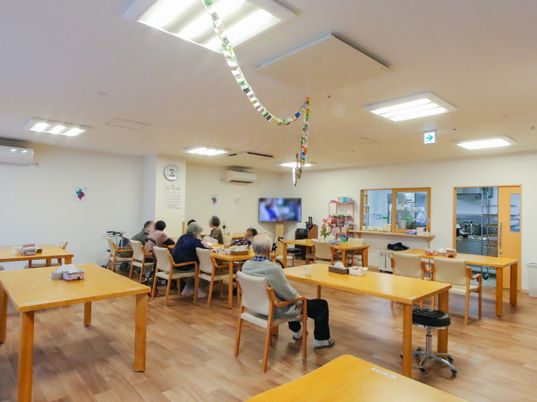 広々とした明るい食堂