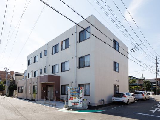 外観の建物と駐車場