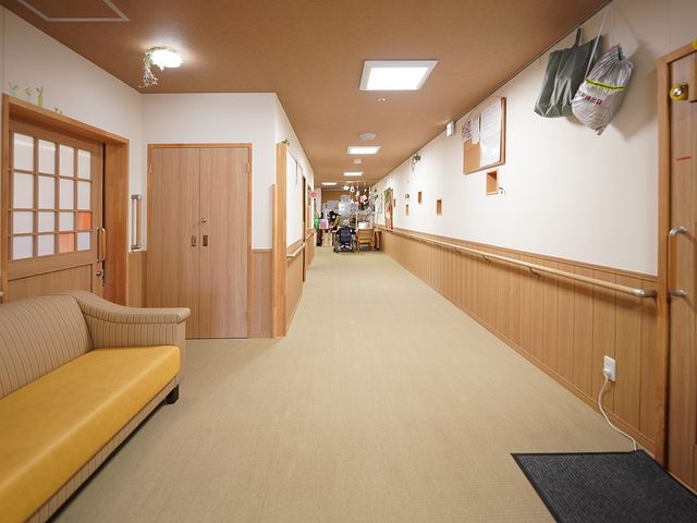 長い廊下の風景 廊下 広々とした廊下は、明るく開放的で、移動がしやすく、安全に配慮されています。施設内での快適な移動をサポートします。