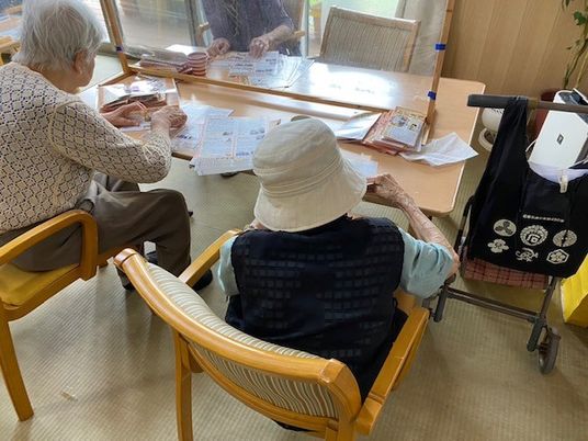 くつろぐ高齢者の居室