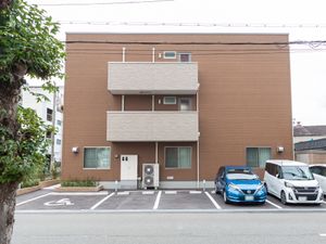 茶色い建物の外観