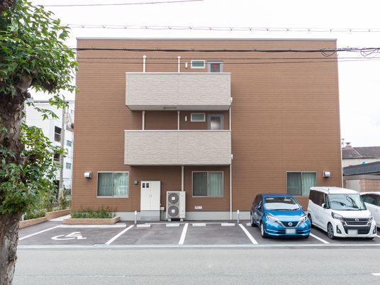 茶色い建物の外観