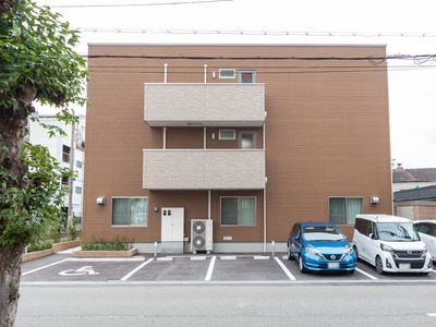 茶色い建物の外観