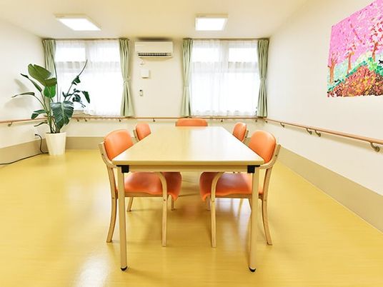 明るい食堂のテーブル  