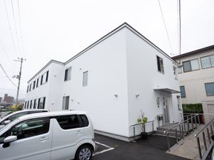 白い建物の外観