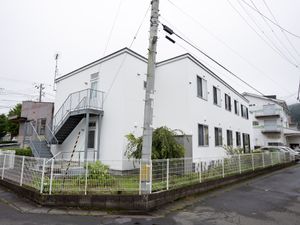 白い建物の外観