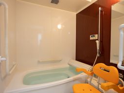 バリアフリー設計の浴室