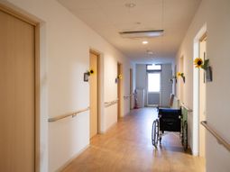 明るい廊下と車椅子