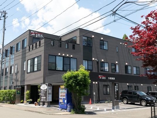 ゆったりとした外観の建物