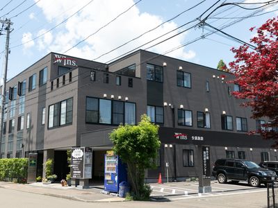ゆったりとした外観の建物